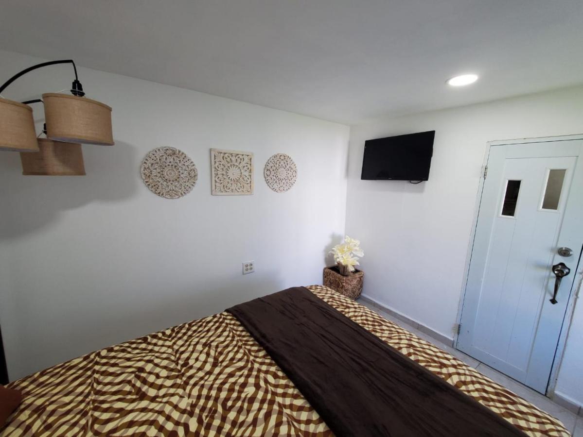 Aguadilla Breeze Apt In Gated Complex 8 Minute Walk To Crashboat Beach Ngoại thất bức ảnh